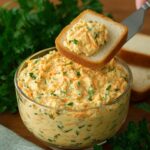 C’est en gros la recette que ma mère m’a apprise il y a longtemps. À chaque fois que nous allions à des réunions, on lui demandait toujours de préparer la salade de pommes de terre.