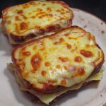 C’est en gros la recette que ma mère m’a apprise il y a longtemps. À chaque fois que nous allions à des réunions, on lui demandait toujours de préparer la salade de pommes de terre.